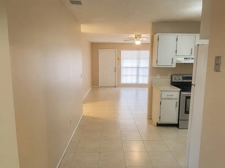 53 SE Mead Pl — Photo 2