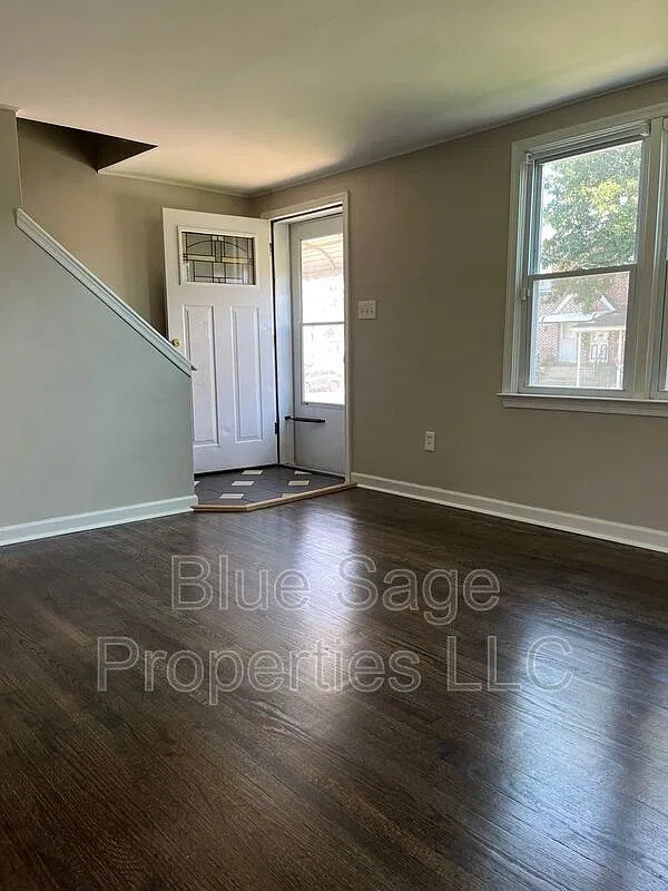 3 bed, 1.0 bath, 1008 sqft, $1,795 — Photo 2