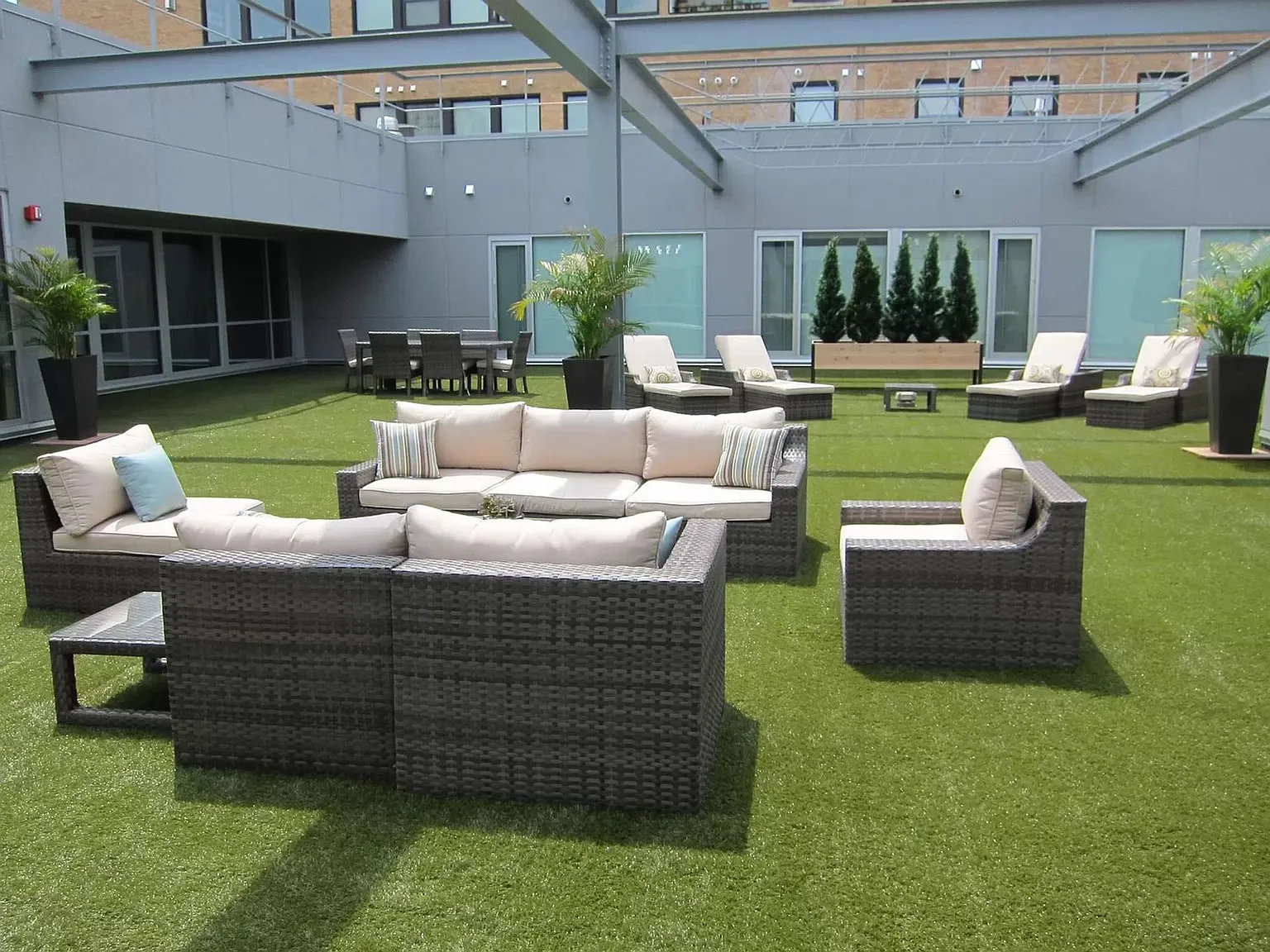 LARGE 2 Bedroom w/Den and HUGE Balcony — Photo 4