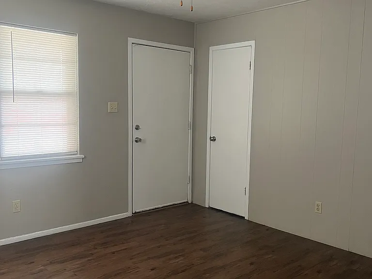 212 W Jackson St — Photo 2