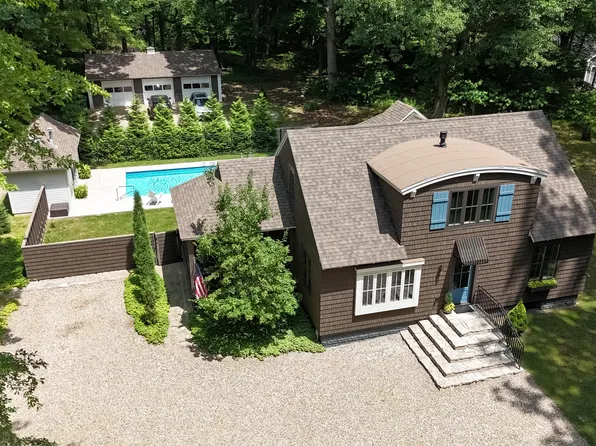 9043 Warren Woods Rd, Lakeside, MI 49116