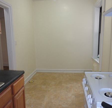 5th image of 15517 Sanford Ave APT 3A