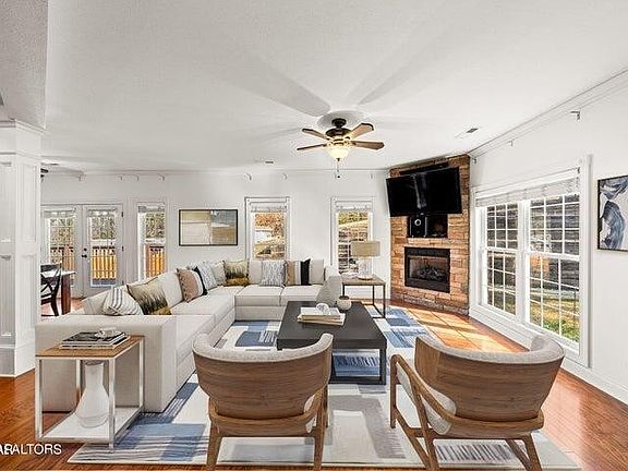 2nd image of 1865 Sierra Ln