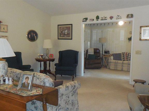 3rd image of 118 Woodtrace Cir