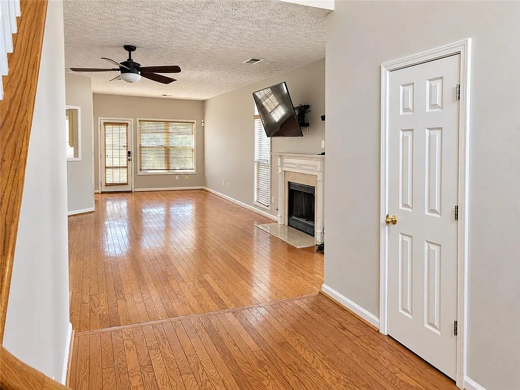 4 bed, 2.5 bath, 2101 sqft, $2,400 — Photo 3