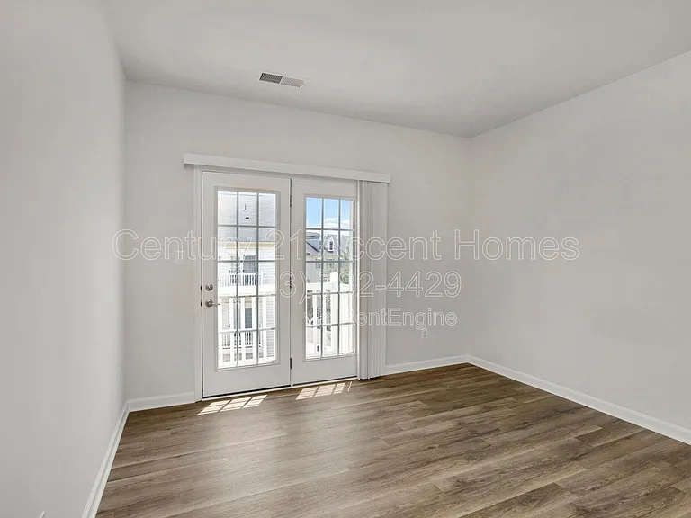24676 Hutchinson Farm Dr — Photo 17