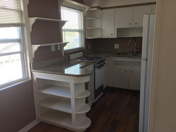 Kitchen, granite counters