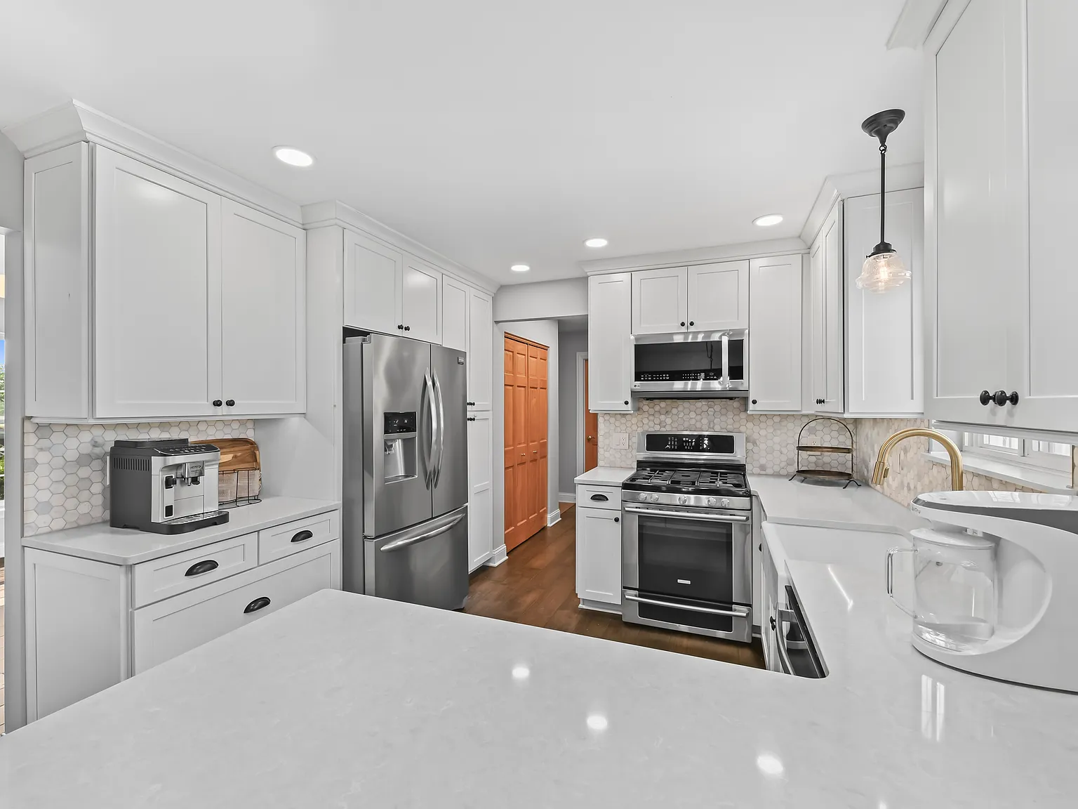 5 bed, 2.5 bath, 2958 sqft, $4,500 — Photo 2