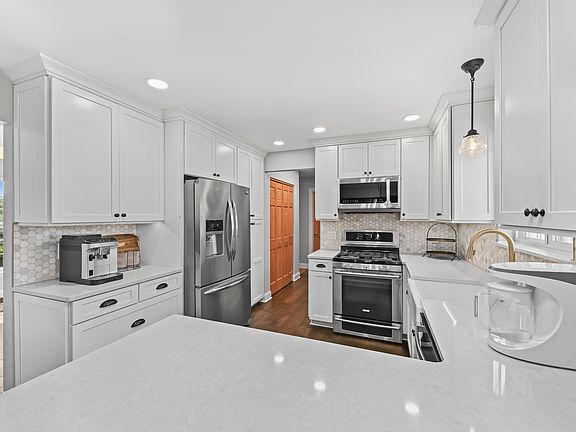 2nd image of 1319 Redwing Dr