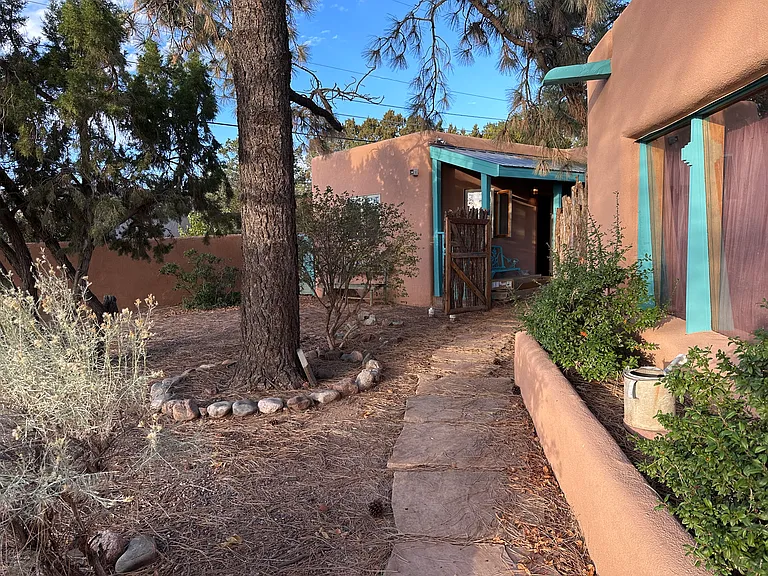 1511 Don Gaspar Ave — Photo 16