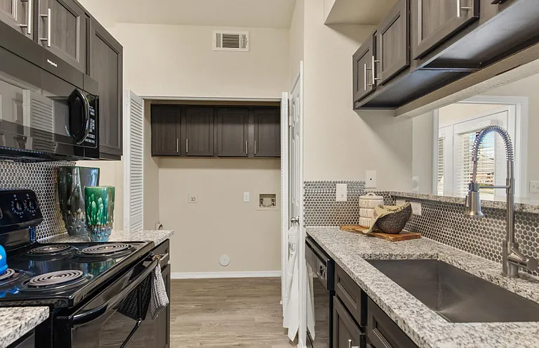 Ashford Apartments — Photo 11