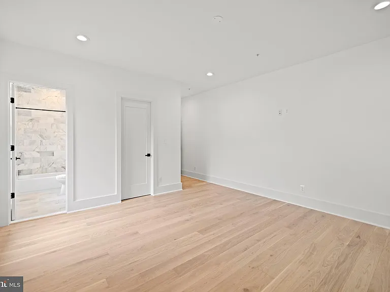 8609 Woodbrook Ln — Photo 33