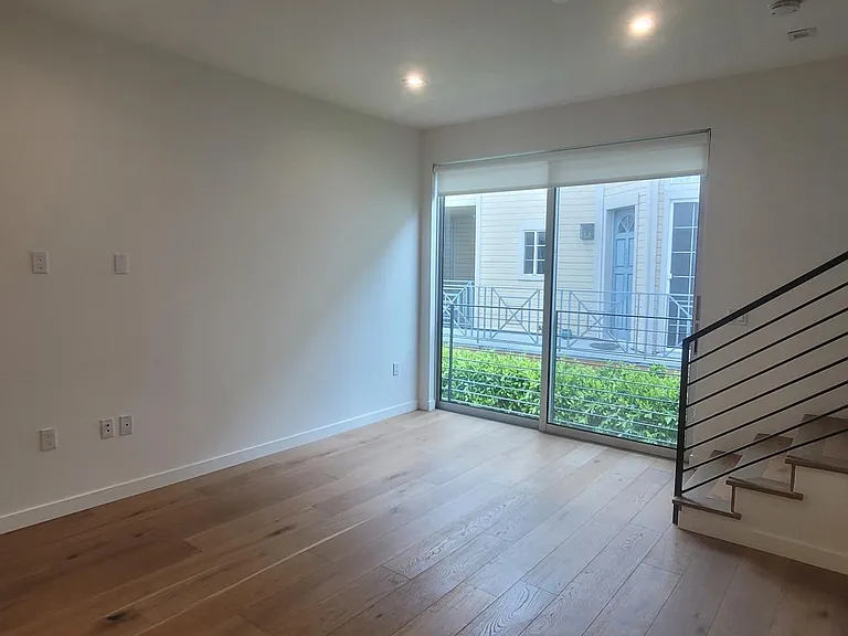Roller shade with big window