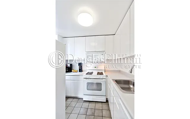 Rented by Douglas Elliman | media 23