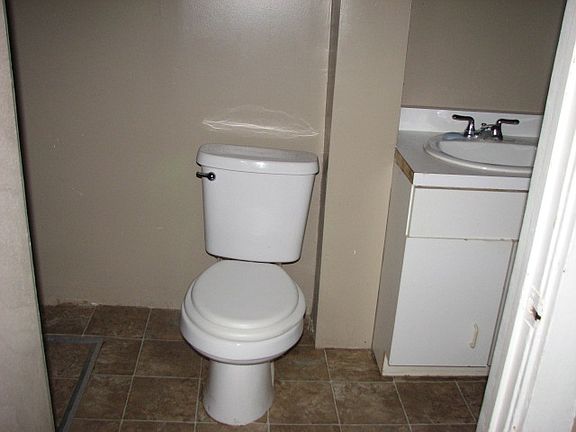 Bathroom (1st Floor)