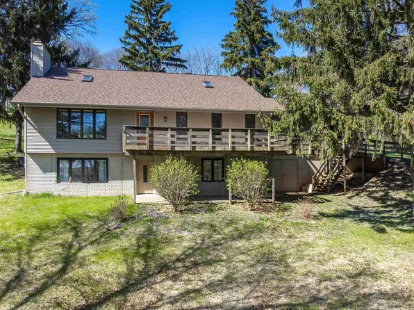 6735 Primrose Ct, Bettendorf, IA 52722
