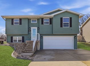 2002 Eagle Valley Dr, Dubuque, IA 52001