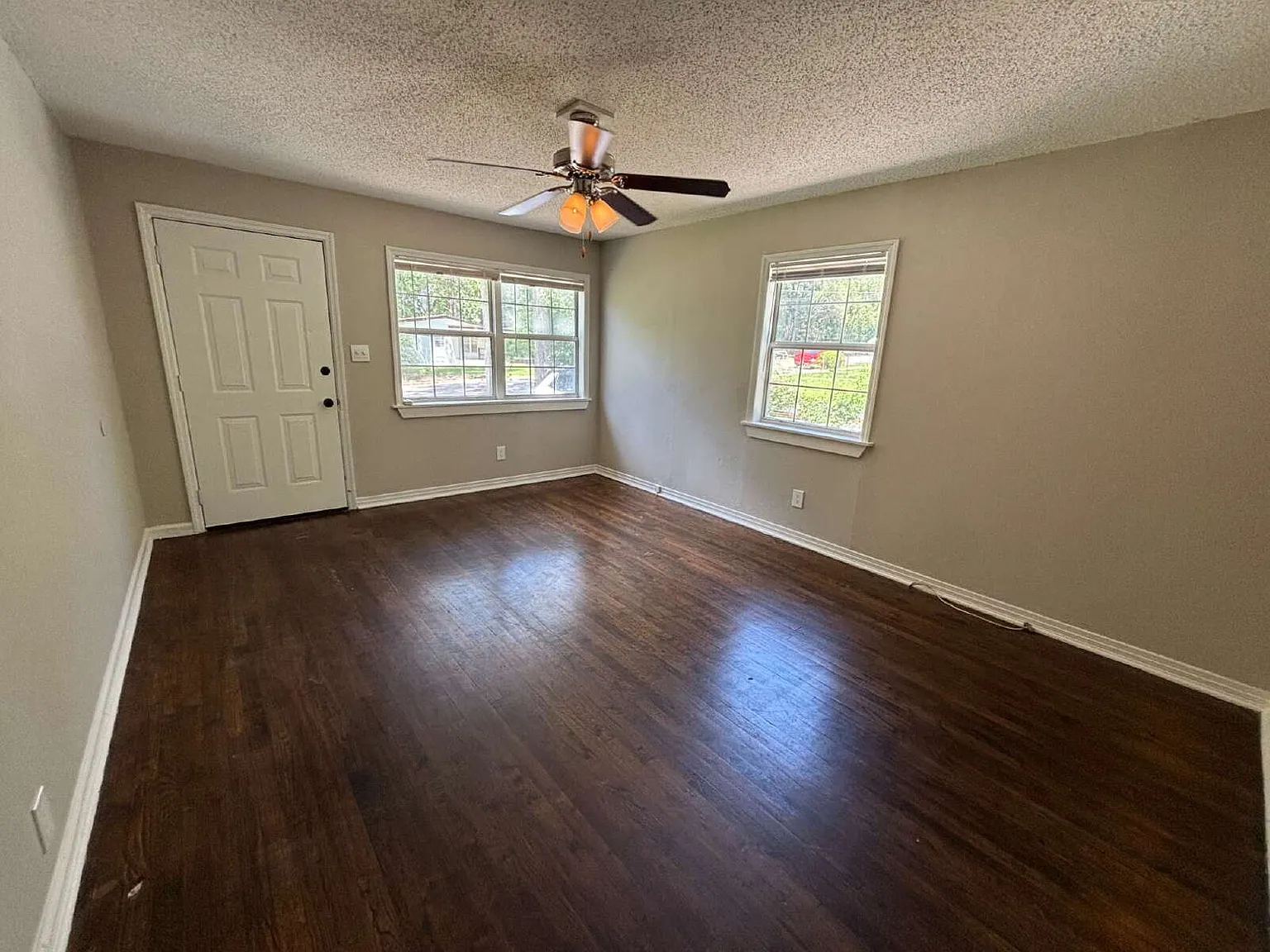 3 bed, 1.0 bath, 880 sqft, $1,350 — Photo 3