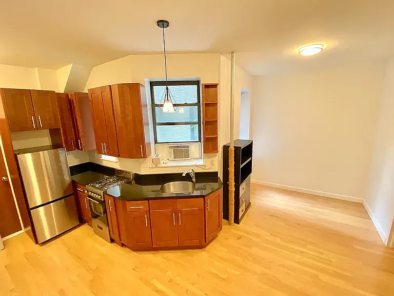 218 E 11th St #1 — Photo 5