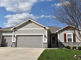 1910 Creek View Ln, Raymore, MO 64083