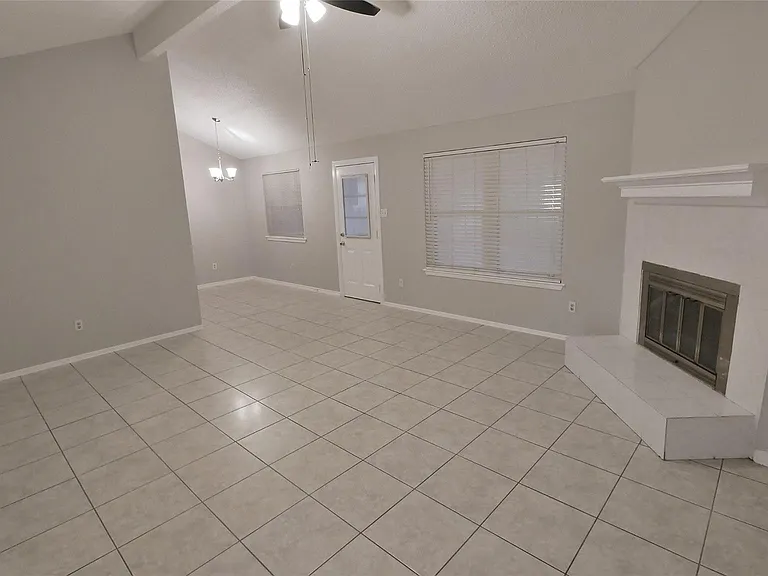 1018 Three Forks Dr — Photo 2