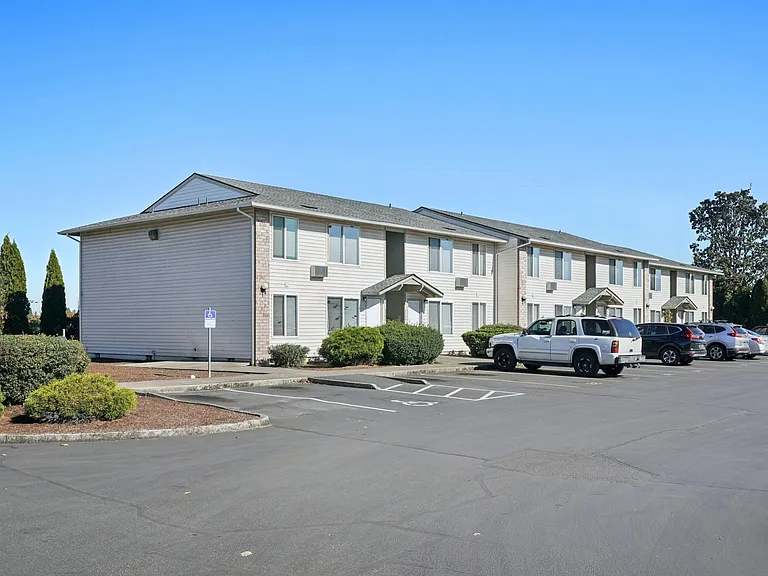 Cedar Court Apartments — Photo 7