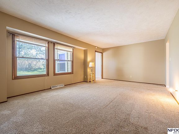 4th image of 605 W Bluff Rd