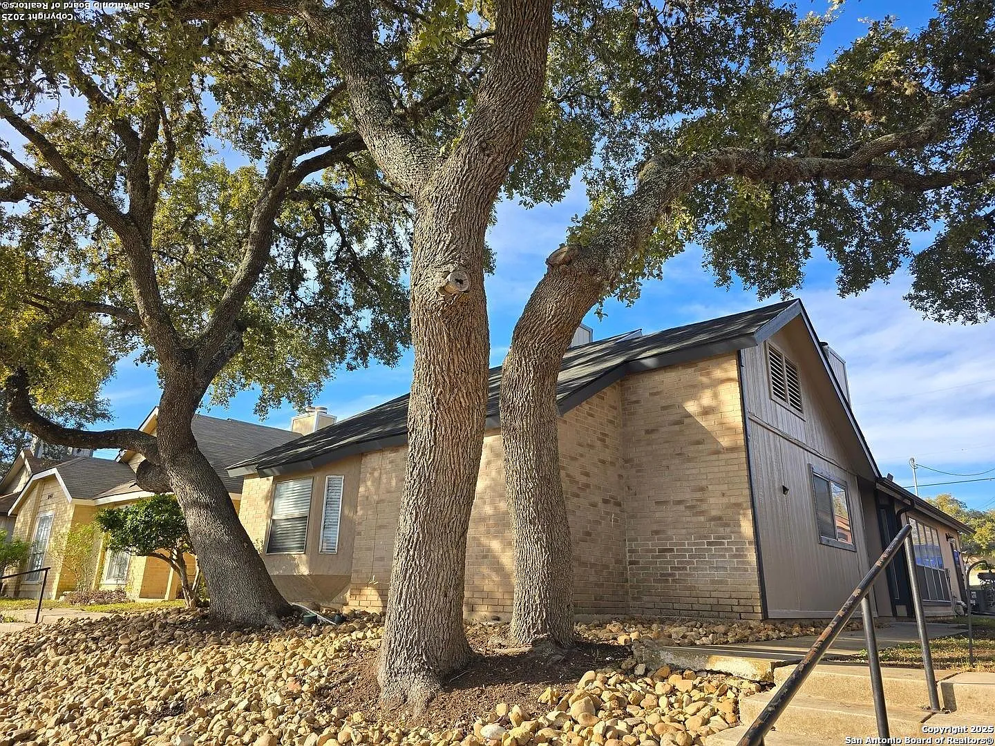 2 bed, 1000 sqft, $1,200 — Photo 1
