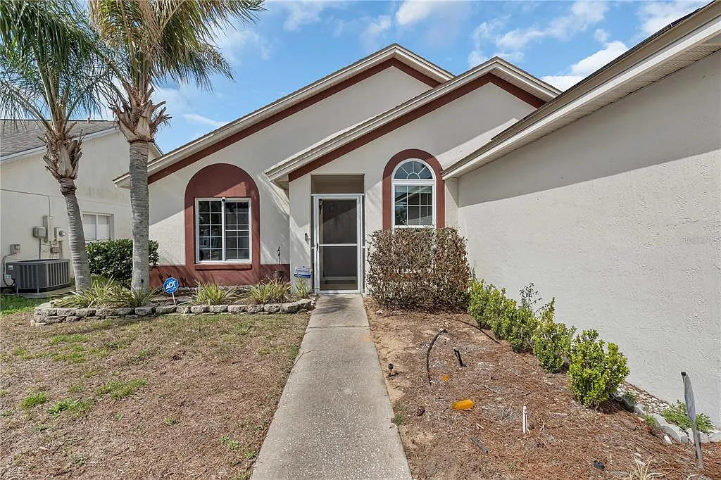 3 bed, 2.0 bath, 1176 sqft, $2,100 — Photo 4