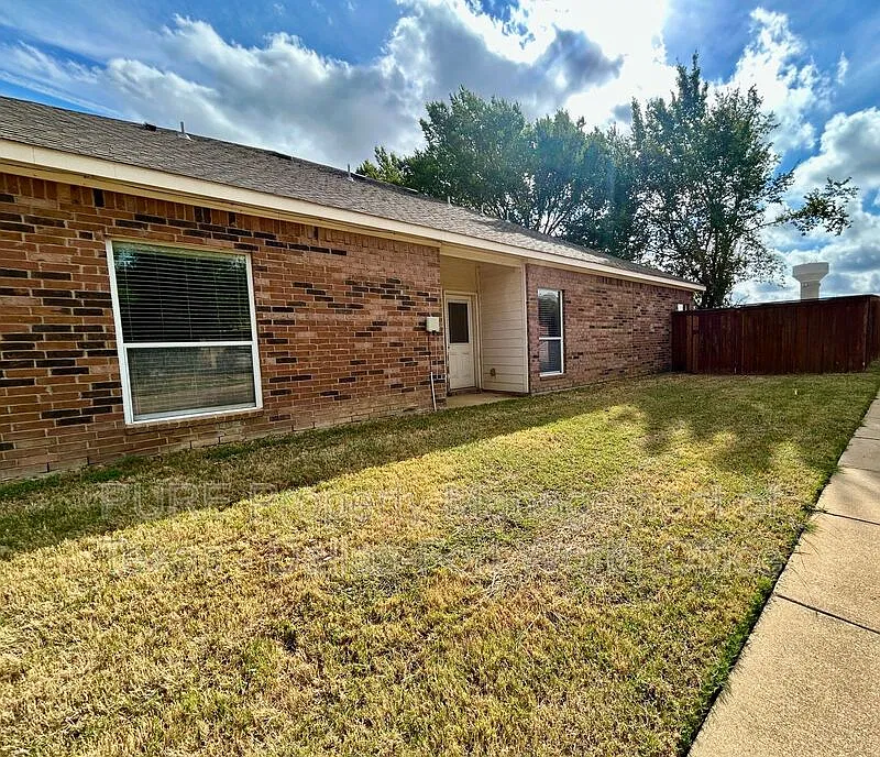 3 bed, 2.0 bath, 1196 sqft, $1,850 — Photo 3