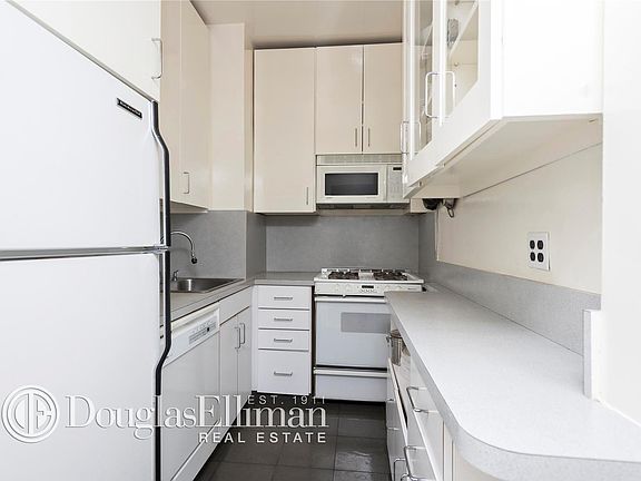 2nd image of 530 W End Ave APT 52