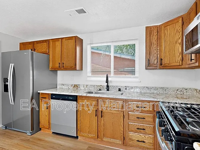 1055 Betts St NE — Photo 16