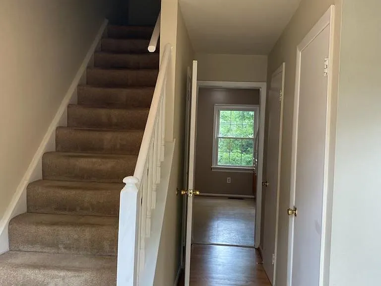 110 Canterbury Ct — Photo 2