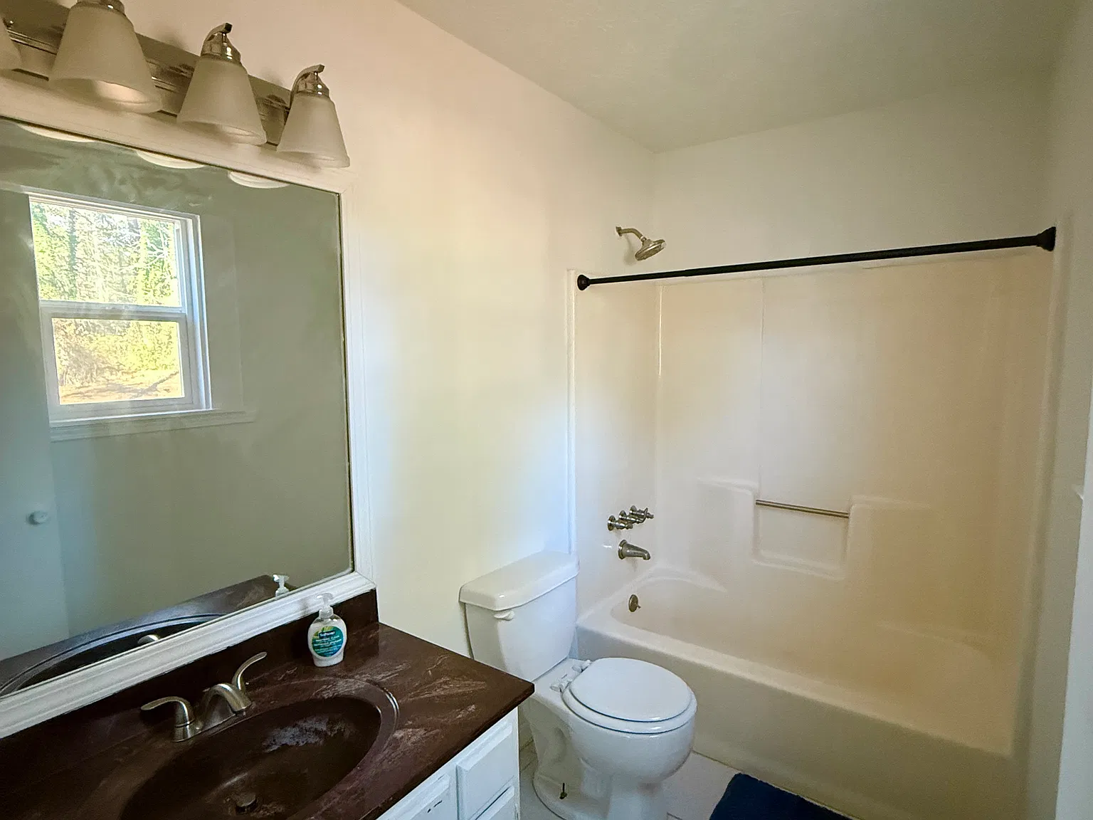 4 bed, 1992 sqft, $1,200 — Photo 2