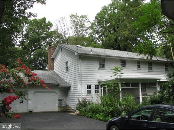 3rd image of 239 Knoll Dr