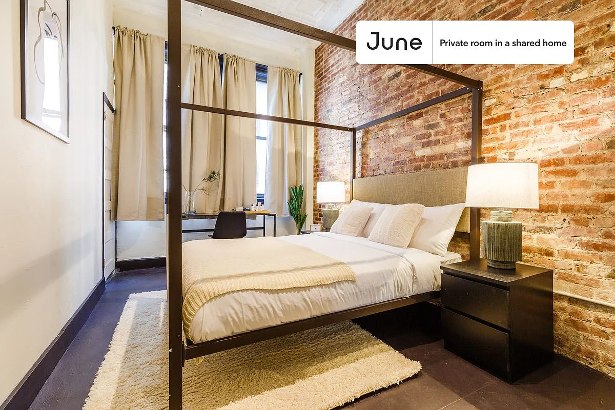 Queen bedroom in 5 bed/2 bath home in Chelsea #335 D — Photo 1