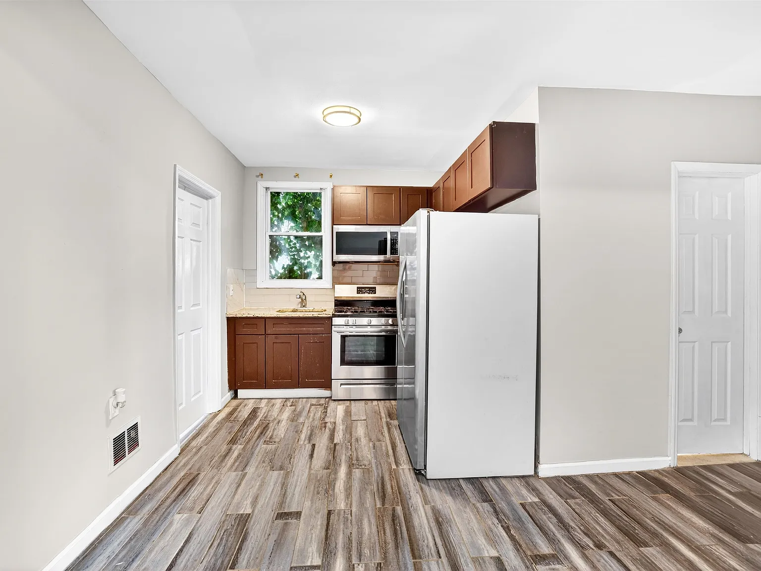 4 bed, 1.0 bath, 1030 sqft, $2,350 — Photo 4