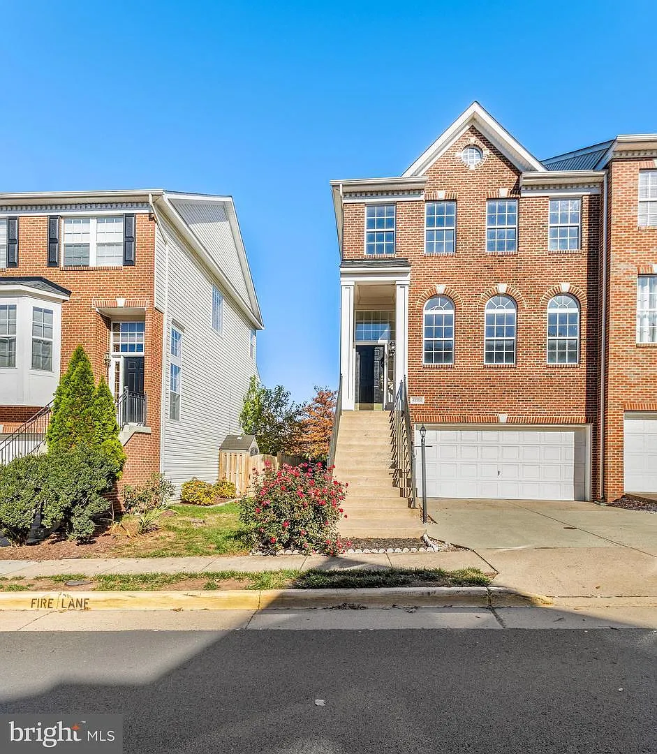4 bed, 3.5 bath, 2426 sqft, $4,195 — Photo 1