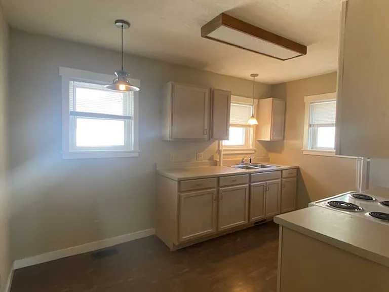 1701 E Belmont St — Photo 5