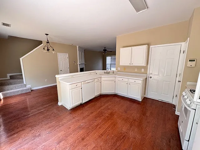 1698 Woodsford Rd NW — Photo 10