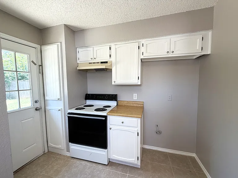 405 Augustine Dr — Photo 9