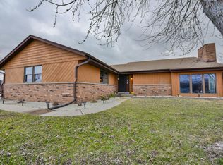 W253S10915 Hunters Run, Mukwonago, WI 53149