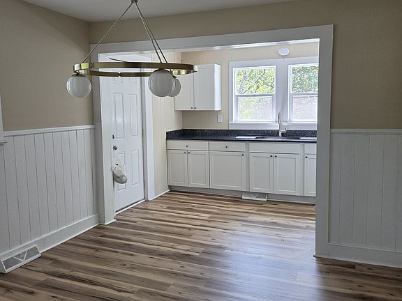 5th image of 701 S Rowan Ave