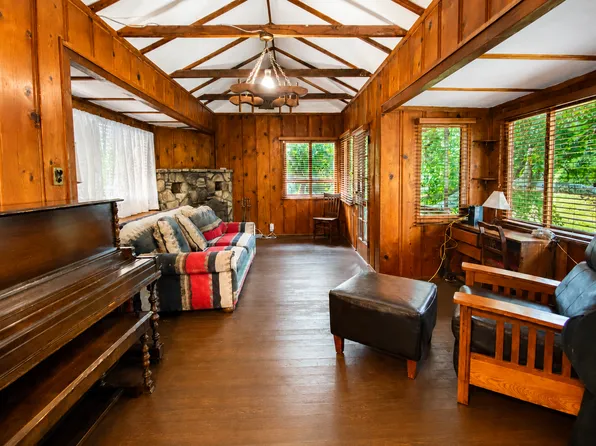 1704 Sycamore Dr, Topanga, CA 90290