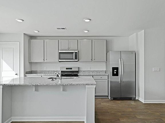 3rd image of 338 Bluebell Way