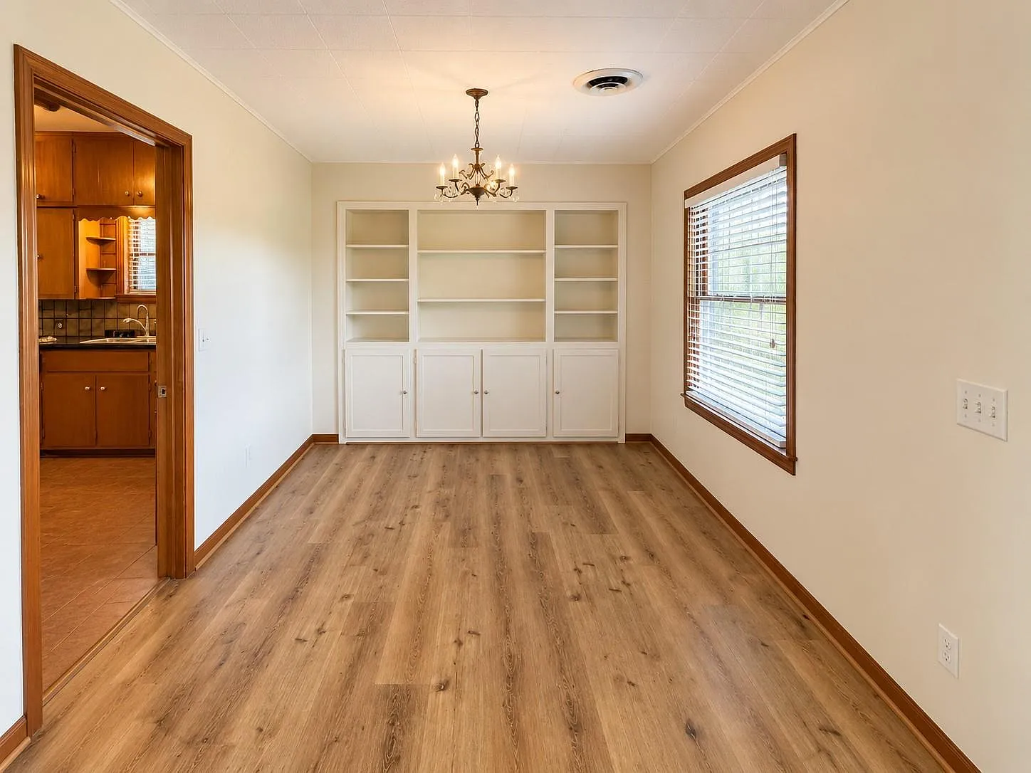 3 bed, 2.0 bath, 1716 sqft, $2,000 — Photo 2