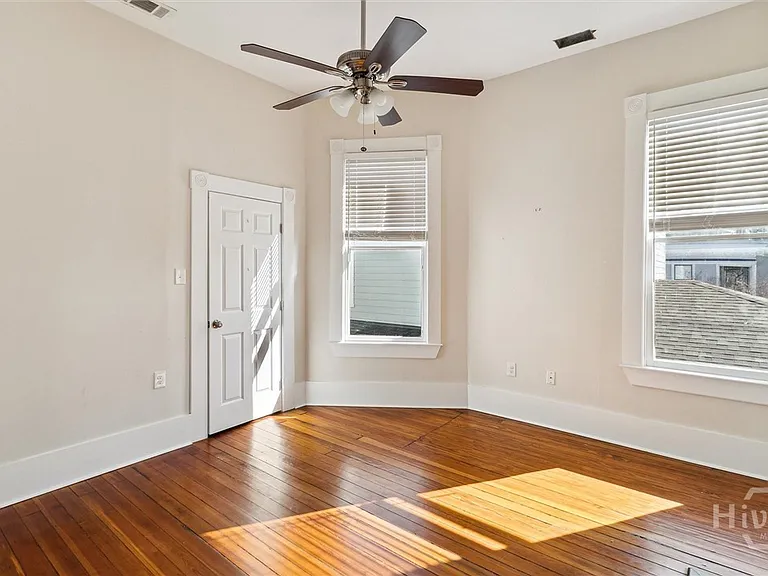 413 E Waldburg St #B — Photo 18
