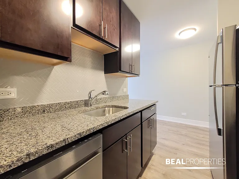 530 W Surf — Photo 15