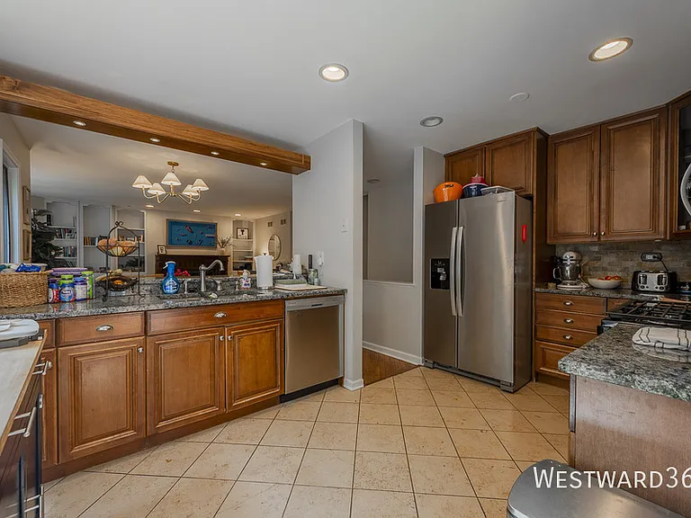 2336 N Lakewood Ave — Photo 8