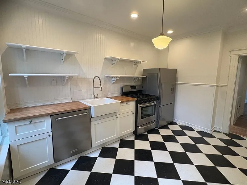2 bed, 1.0 bath, $3,100 — Photo 1
